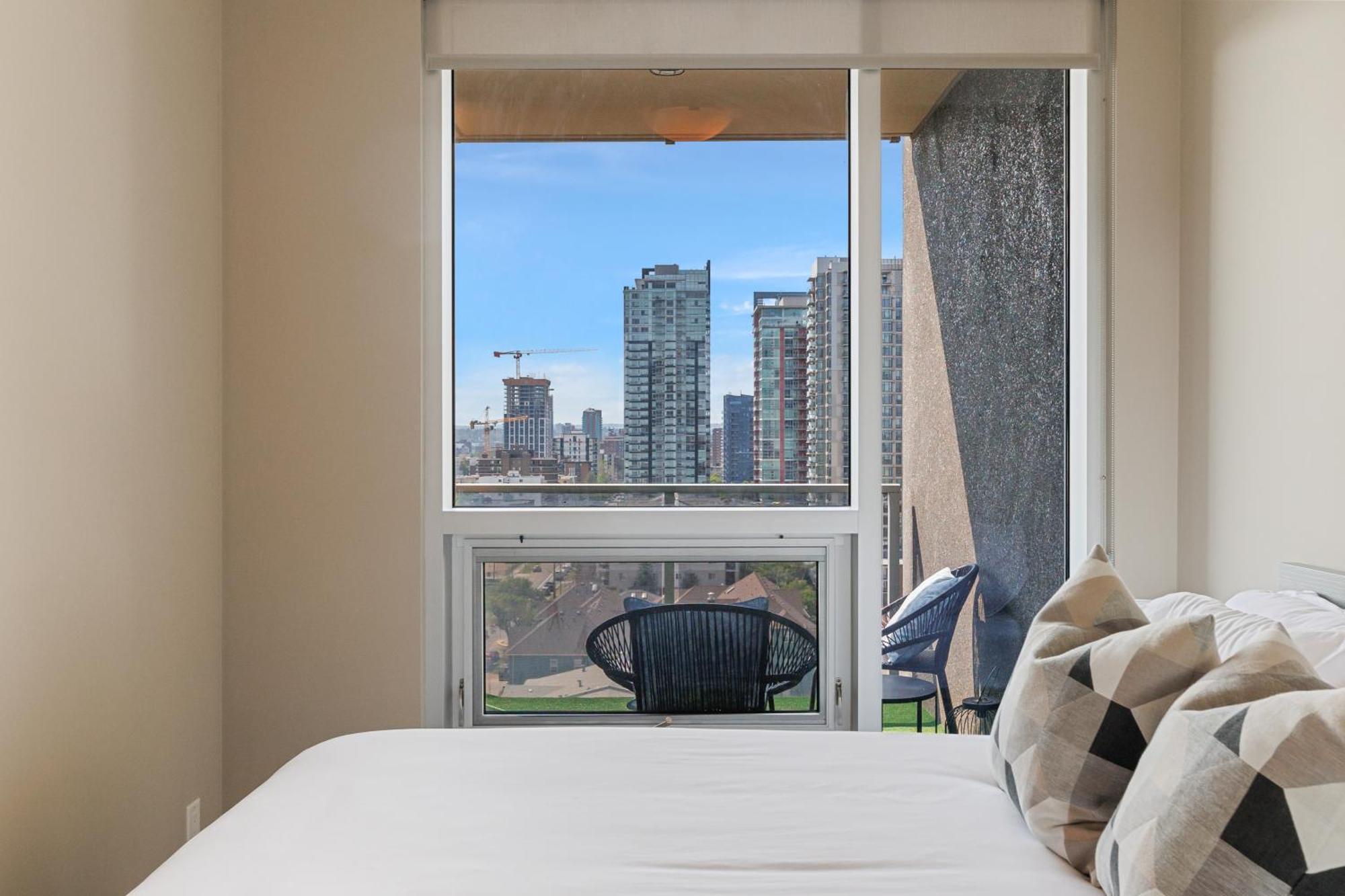 Heart Of Downtown Calgary Spacious Luxury Condo With Stunning Views And Premium Amenities Ngoại thất bức ảnh