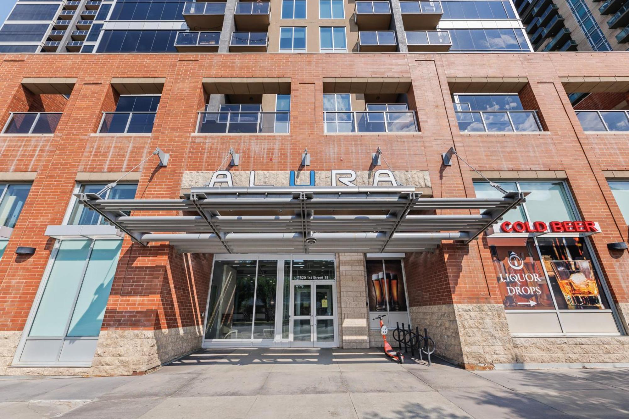 Heart Of Downtown Calgary Spacious Luxury Condo With Stunning Views And Premium Amenities Ngoại thất bức ảnh