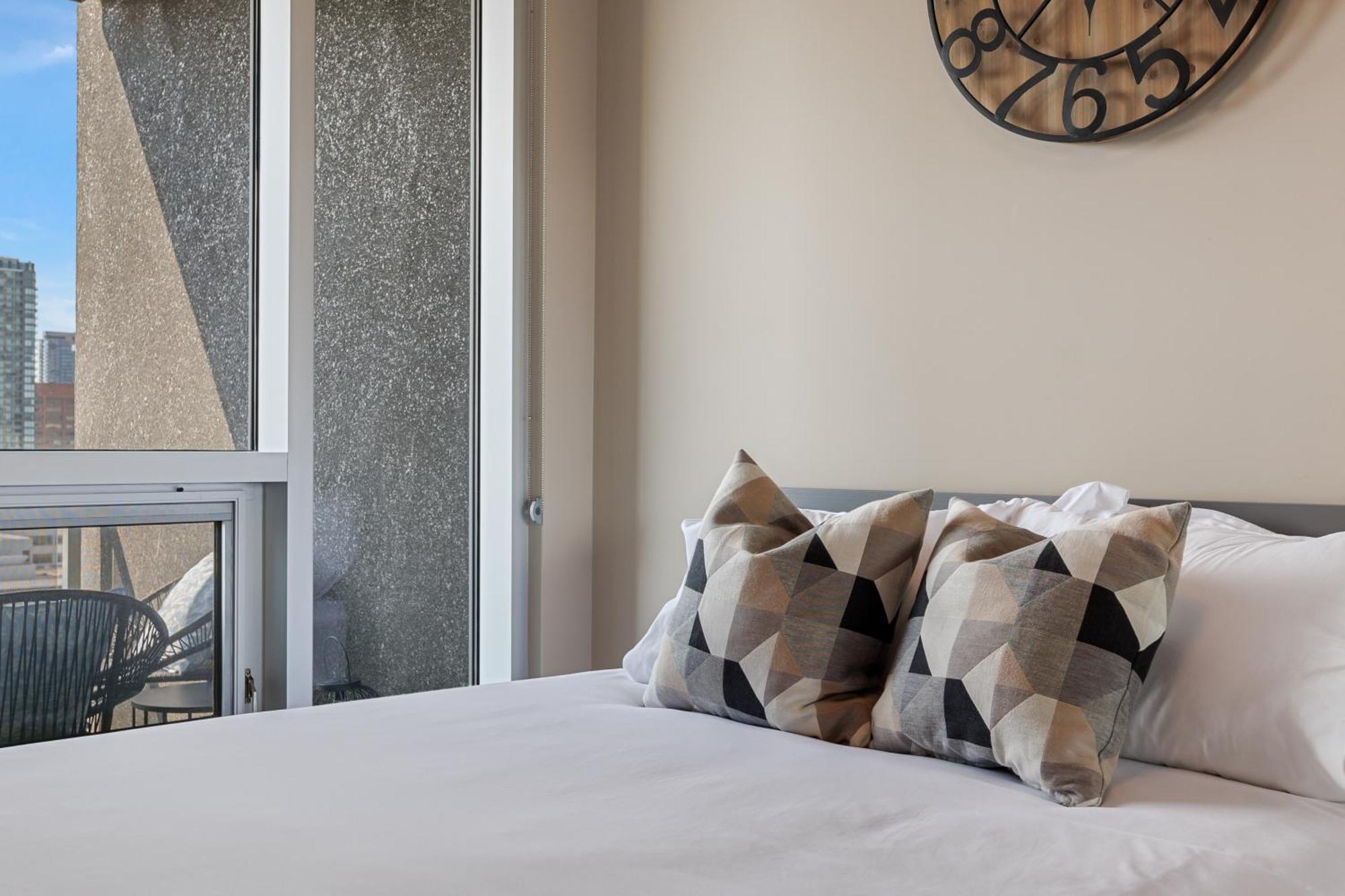 Heart Of Downtown Calgary Spacious Luxury Condo With Stunning Views And Premium Amenities Ngoại thất bức ảnh